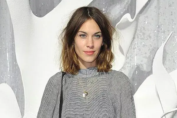 Alexa Chung hace tiempo que usa el pelo por los hombros y las puntas más claras