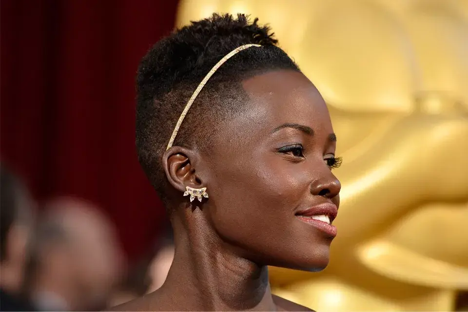 Lupita Nyong O y su vinchita de oro y diamantes de Fred Leighton y aros haciendo juego