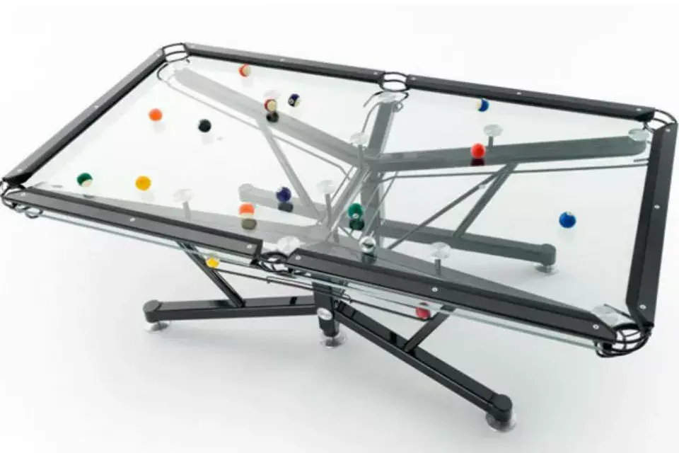 Esta mesa de pool nos pareció muy original, y un poco peligrosa...