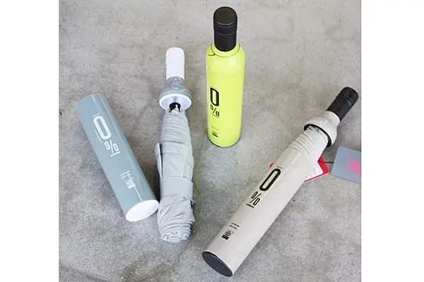 Para los días de lluvia, este paraguas en forma de botella puede ser una opción