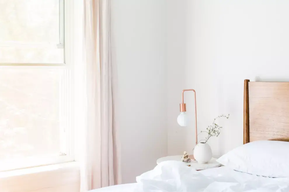 Apostar a las cortinas blancas de voile es una gran forma de ampliar los ambientes y sumarles calidez