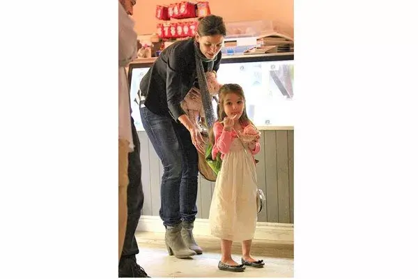 Como toda mamá, Katie Holmes lleva a Suri a tomar un helado