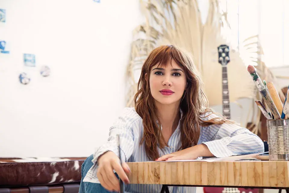 CAMISA (TUCCI, $1700), JEANS (PAULA CAHEN D’ANVERS, $2585).