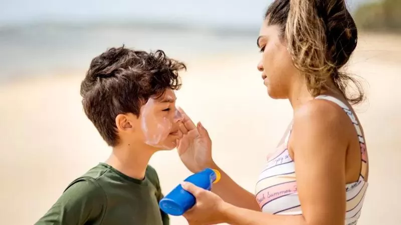 durante la niñez y adolescencia es un momento clave para cuidarse de los rayos ultra violetas que pueden generar cáncer de piel