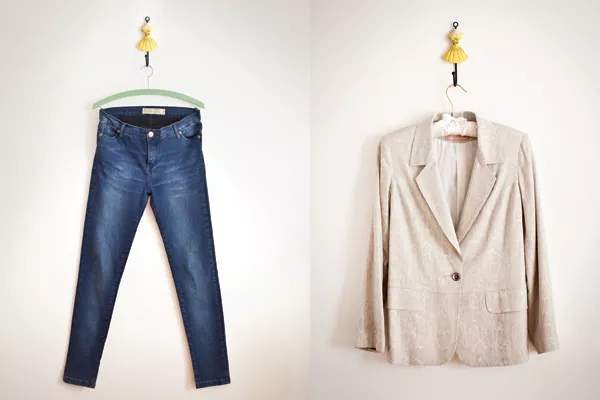 Jean básico color azul y blazer liso, dos prendas que forma parte de la moda slow.