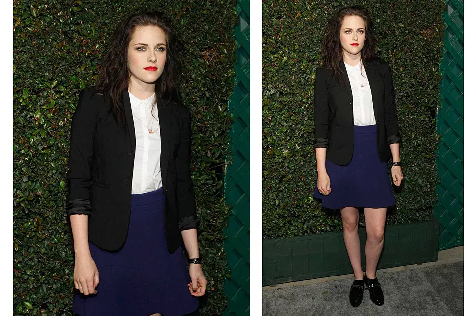 ¡Qué poca onda le puso Kristen Stewart a su outfit! Pollerita azul, blazer negro, camisa, mocasines... casi, casi para ir al colegio. Además, la cara de ''''qué embole me estoy comiendo'''' tampoco ayudó