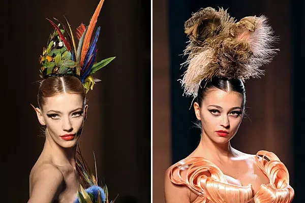 En la pasarela de Gaultier, recogidos con raya al medio y tocados con plumas