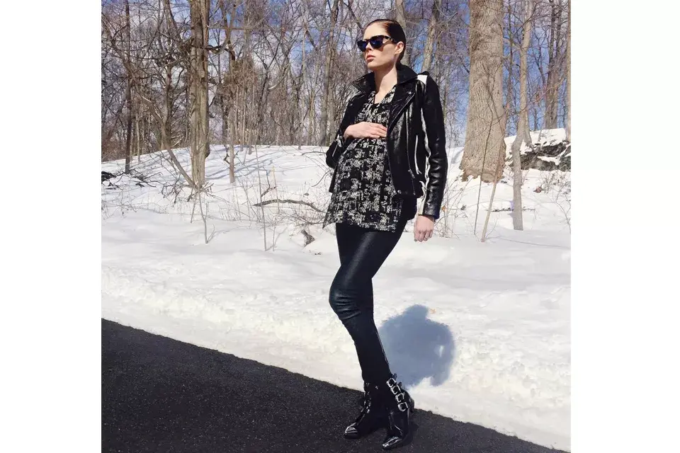 Acá también la vemos a Coco Rocha luciendo su figura espectacular con este look rocker