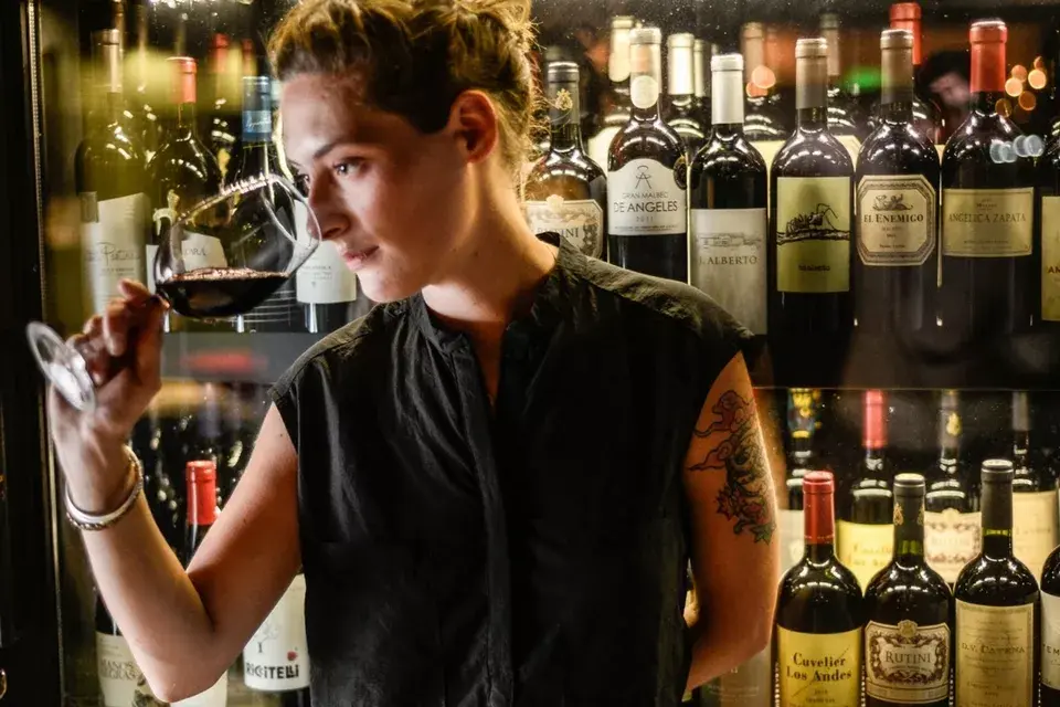 Camila Lapido, sommelier de Alo&apos;s nos da sus consejos para un brindis especial