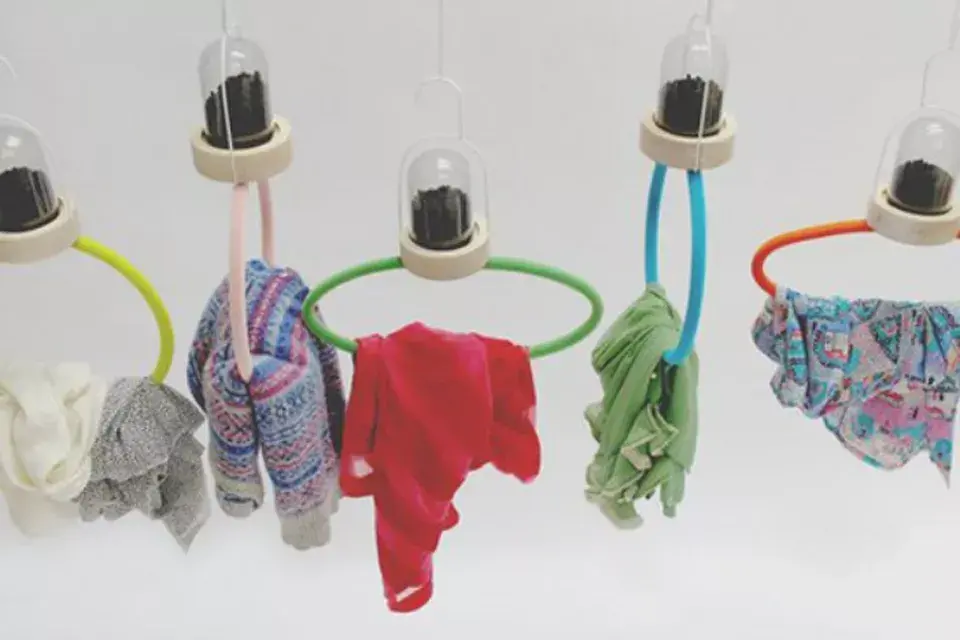 Otra propuesta que ofrece quitarle el olor a humedad a tus prendas; ¿Qué tal? ¡Qué buena idea!