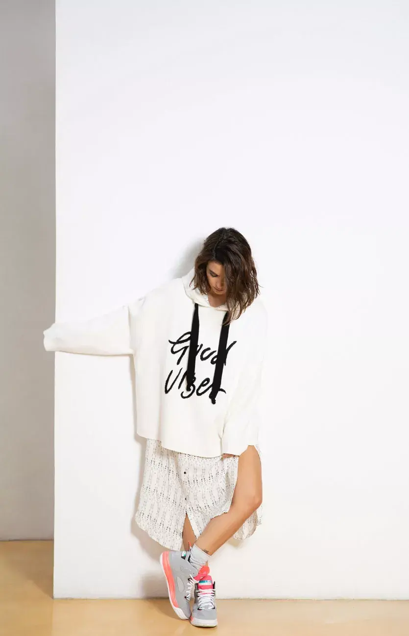 Buzo oversize (Inédita, $1600), maxicamisa (Ver, $1490), medias con lúrex (Mora, $105), zapatillas (Adidas Stellasport, $2299) 
