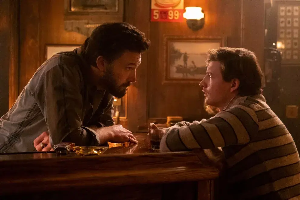 Ben Affleck da vida al tío Charlie, coprotagonista en la historia de "The Tender Bar". Foto: Amazon Prime Video