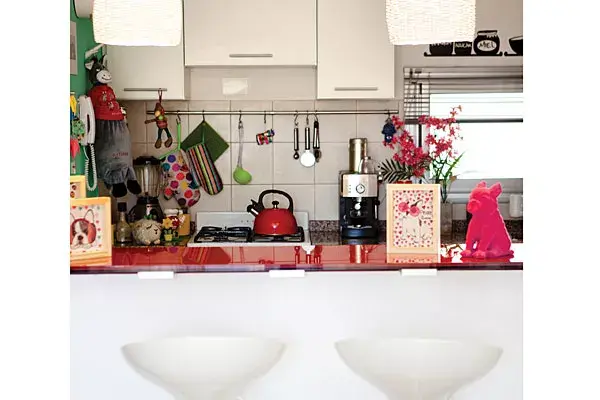 La cocina integrada tiene cada espacio súper aprovechado