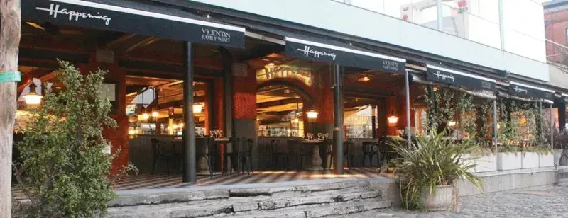 Ambas sedes de Happening, un clásico que nunca falla, disponen de vista privilegiada al río