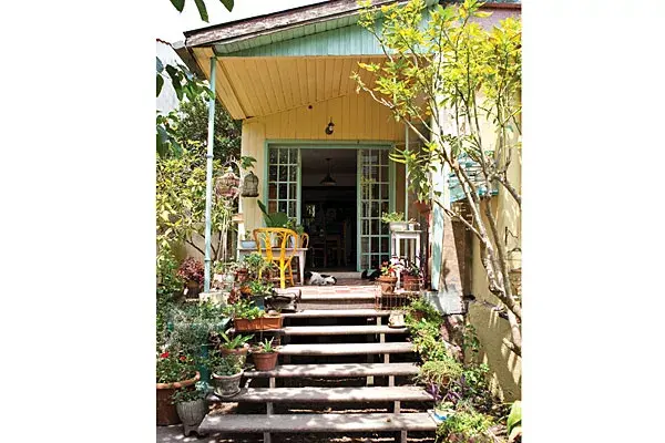 A la casa se ingresa por una galería