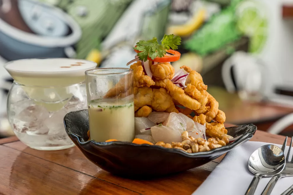 Coronado con chicharrón de pescado. Foto: Kamay Lounge