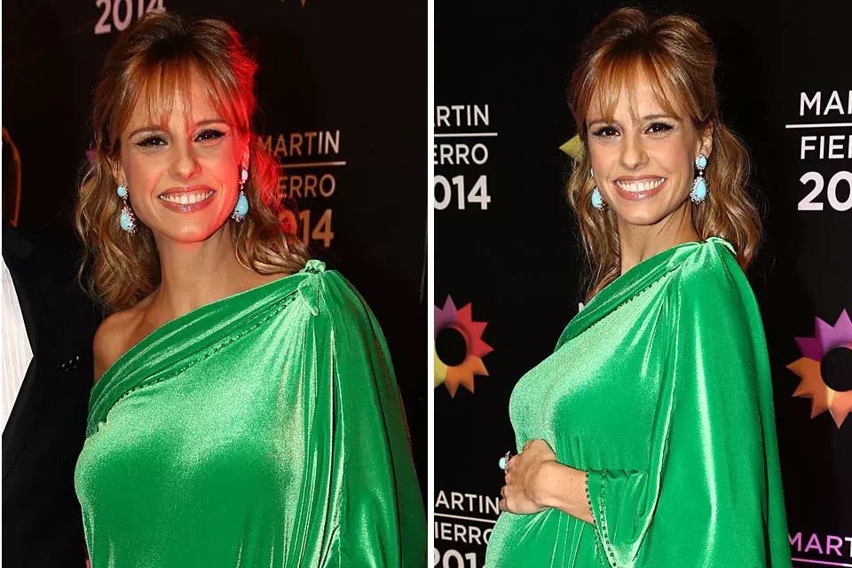 Mariana Fabbiani eligió un peinado que le queda muy bien. Con el pelo con ondas y con el flequillo largo, se hizo un semirrecogido