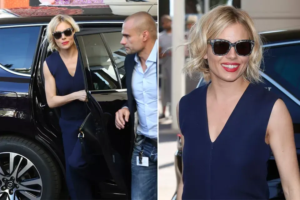 Sienna Miller eligió un mono de Celine en azul, un tono que le queda pintado