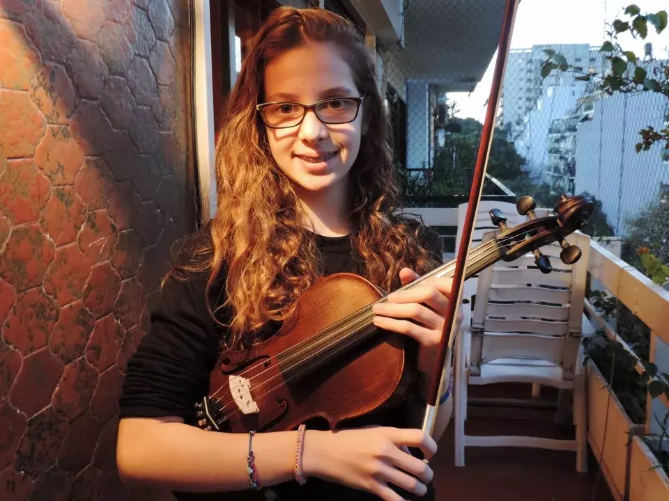 La violinista en el balcón