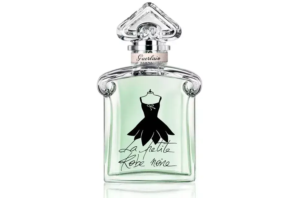 La Petite Robe Noir Petal Dress Eau Fraîche. Sus notas tienen mandarina de Sicilia, bergamota y limón, salpicada por una lluvia de notas verdes. Además, lleva fresia, pistacho, almendra amarga y haba tonca. $ 670 x 30 ml, Guerlain.