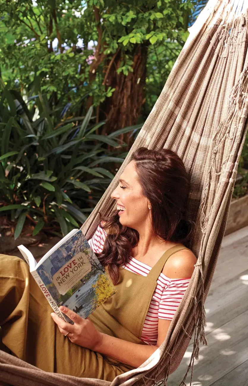 Jardinero de lino, Elaichi Basics, $4590. Remera, de Andy. 