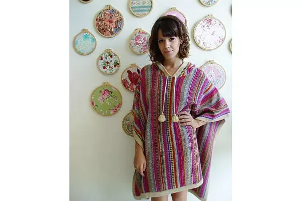 Muy trendy, Violeta Urtizberea apostó al poncho, una de las prendas must de la colección de Doll Store