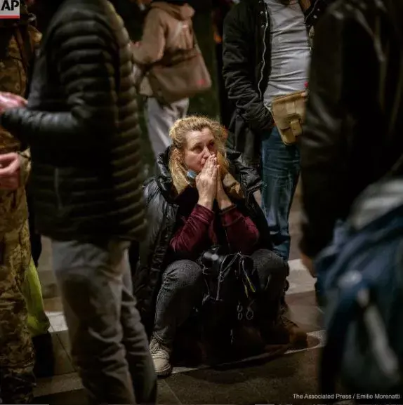 Una mujer espera un tren que intenta salir de Kiev, Ucrania.