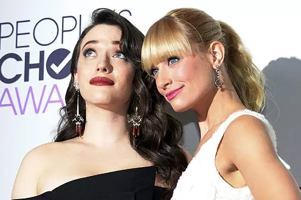 Kat Dennings y Beth Behrs, con peinados bien diferentes. ¿Cuál te gusta más?