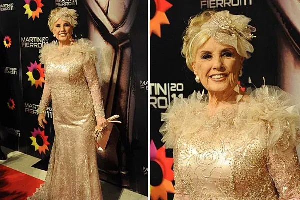 Mirtha Legrand eligió a Gabriel Lage para que le hiciera su vestido champagne y rosa con importante trabajo de bordado; incomprensibles, las rosetas de tul en el escote y los hombros y el tocado estilo años 20