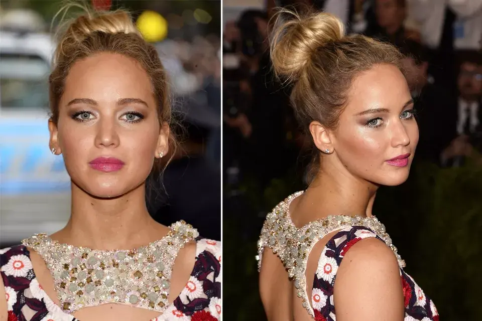 Jennifer Lawrence lució sus rasgos perfectos con este recogido alto y un make up en tonos rosados