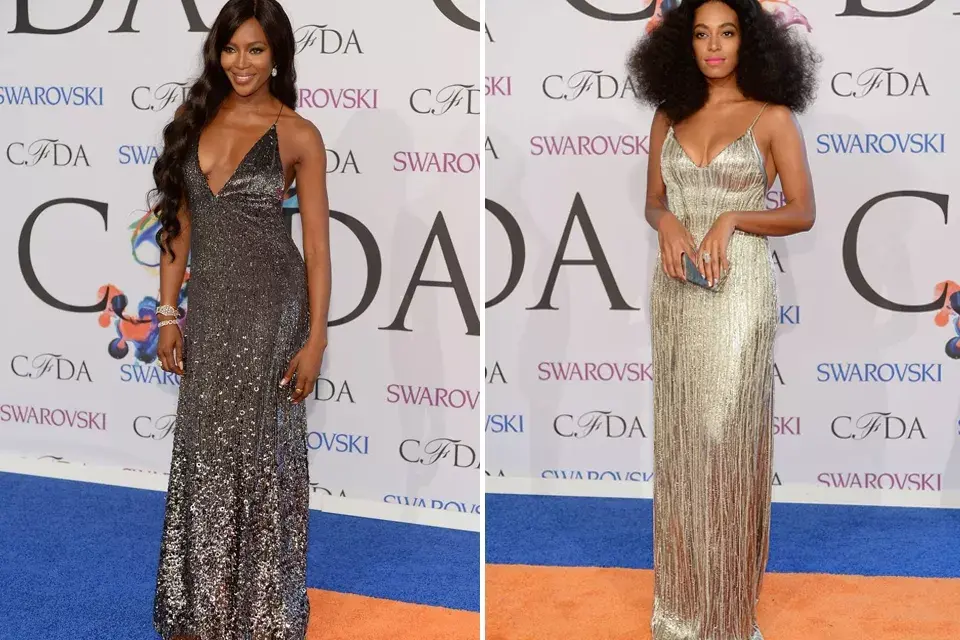 ¡Dos morochas de platino! Naomi Campbell con un vestido largo de lentejuelas plateadas con amplio escote y Solange con un modelo en tono plata, de Calvin Klein Collection