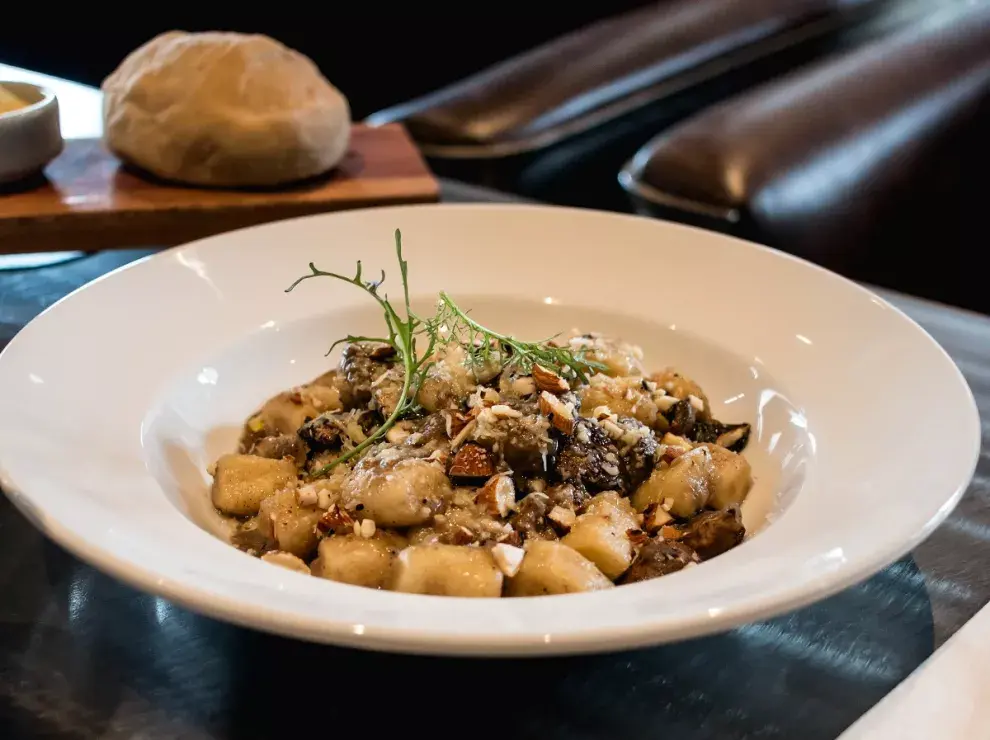 Ñoquis con con ragout de hongos. Foto gentileza: Hierro