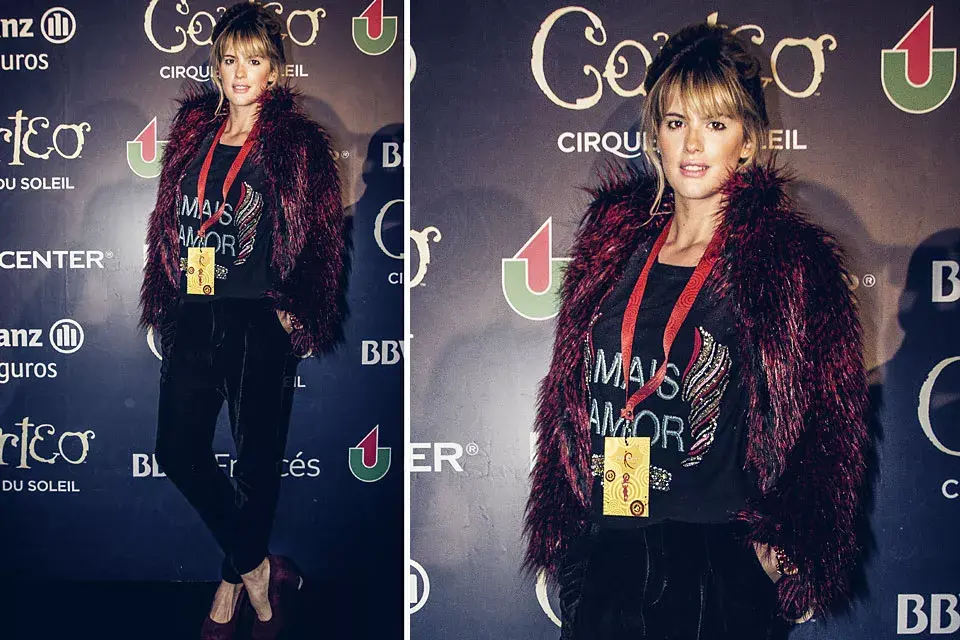 María del Cerro eligió un outfit con distintas texturas para ir a ver Cirque Du Soleil: remera con brillo, pantalón de tercioleplo, tapado de piel sintética y plataformas