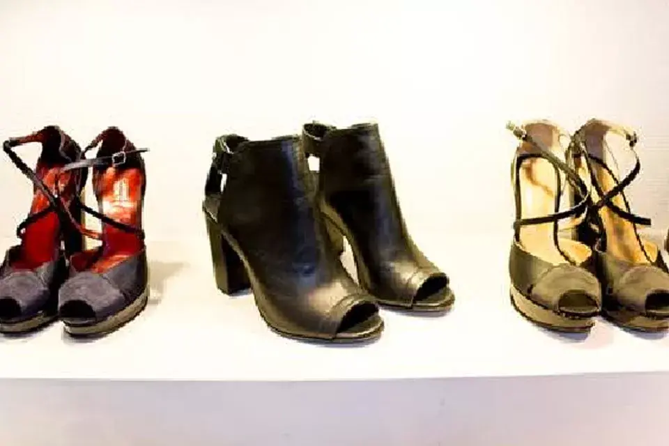 El cuero sea anilina, flexible y de poco espesor