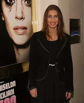 Romina Yan fue al Paseo La Plaza a ver Corazón Idiota, la obra protagonizada por Carla Peterson y Griselda Siciliani