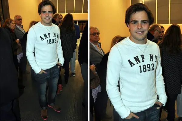 Remera blanca estilo college, jeans y mocasines marrones con suela flúo para Peter Lanzani ¿Qué te parece lo que se puso?