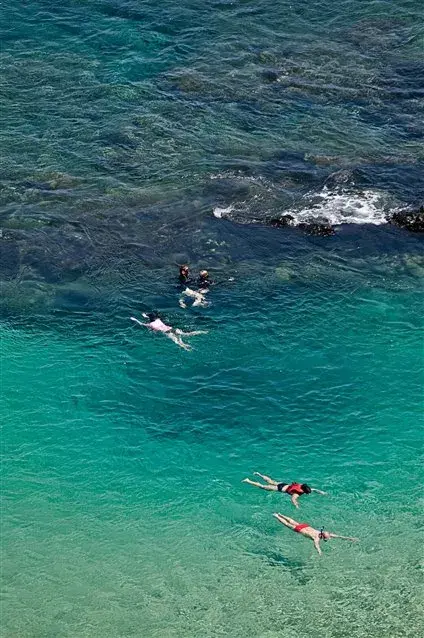 Aguas calmas y cristalinas en Baia de Sancho, en Fernando de Noronha, para enamorados que ven la vida color verde