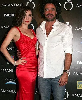 Nati Oreiro y Luciano Castro se reunieron para ver el primer capítulo de Amanda O, la telenovela multiplataforma que protagonizan juntos.