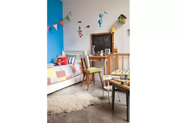 Otro que le dice sí al pizarrón. Además, sobre el pupitre, juguetes que decoran: soldaditos a cuerda de chapa y gato tejido en lana merino ($198 y $297, chapó loló)