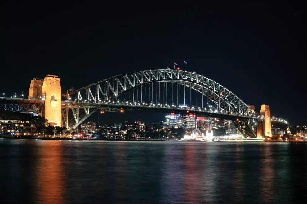 El Harbour Bridge iluminado es una de las postales más buscadas de Sídney.