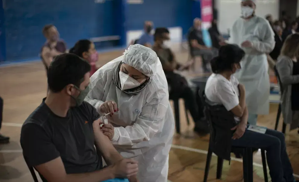 El momento en que inoculan a un hombre en Buenos Aires con una dosis de la vacuna de Sinopharm contra el Covid.