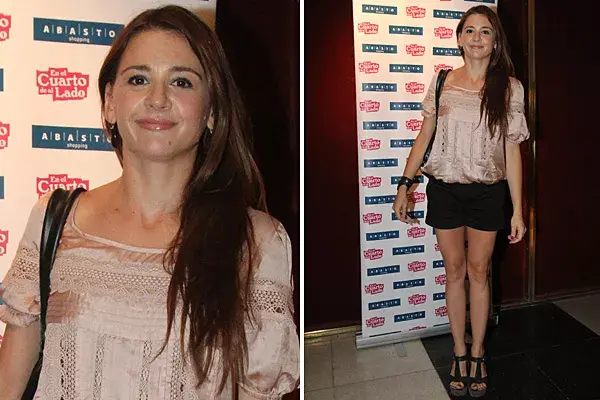 Laura Azcurra eligió un conjunto elegante chic para ir al estreno de "El cuarto de al lado"; combinó una blusa de seda con alforzas y un short negro