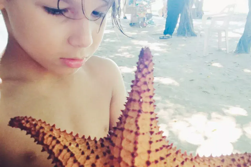 Instatrip: mi hijo Eliseo, de seis años, con su estrella de mar