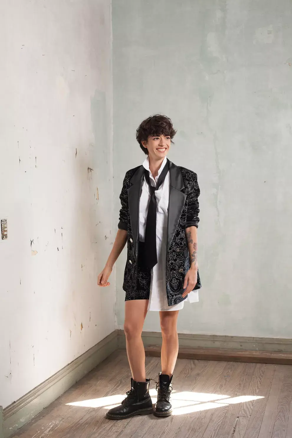 Traje de blazer y bikers, Cloetas, $27.500 Y $11.000. Camisa oversize, Mishka, $11.980. Corbata, Giesso, $5386. Borcegos, Dr. Martens, $24.900.