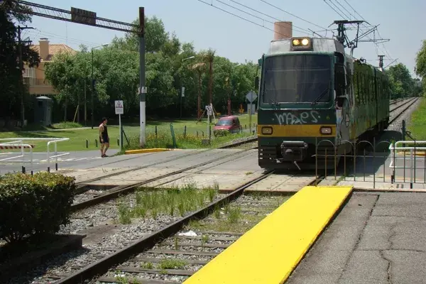 Tranquilidad y buena comida sobre el andén del Tren de la Costa