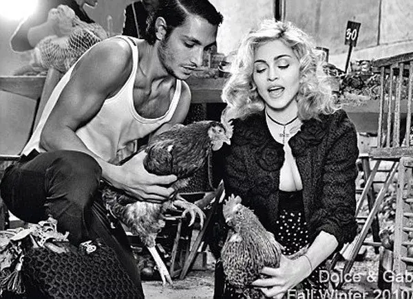 Con el modelo argentino Lucho Jacob, en una de las imágenes de la campaña