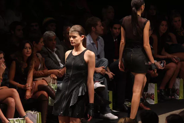 Cora Groppo: vestidos de corte irregular, transparencias, negro - Miru Trigo