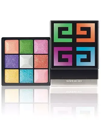 Paleta de sombras multicolor (Givenchy). Los tonos más estridentes en tus párpados.