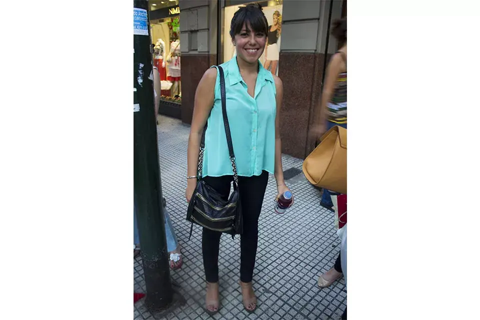 Otra camisita sin mangas. Esta vez aguamarina y combinada con pantalón negro bien adherente