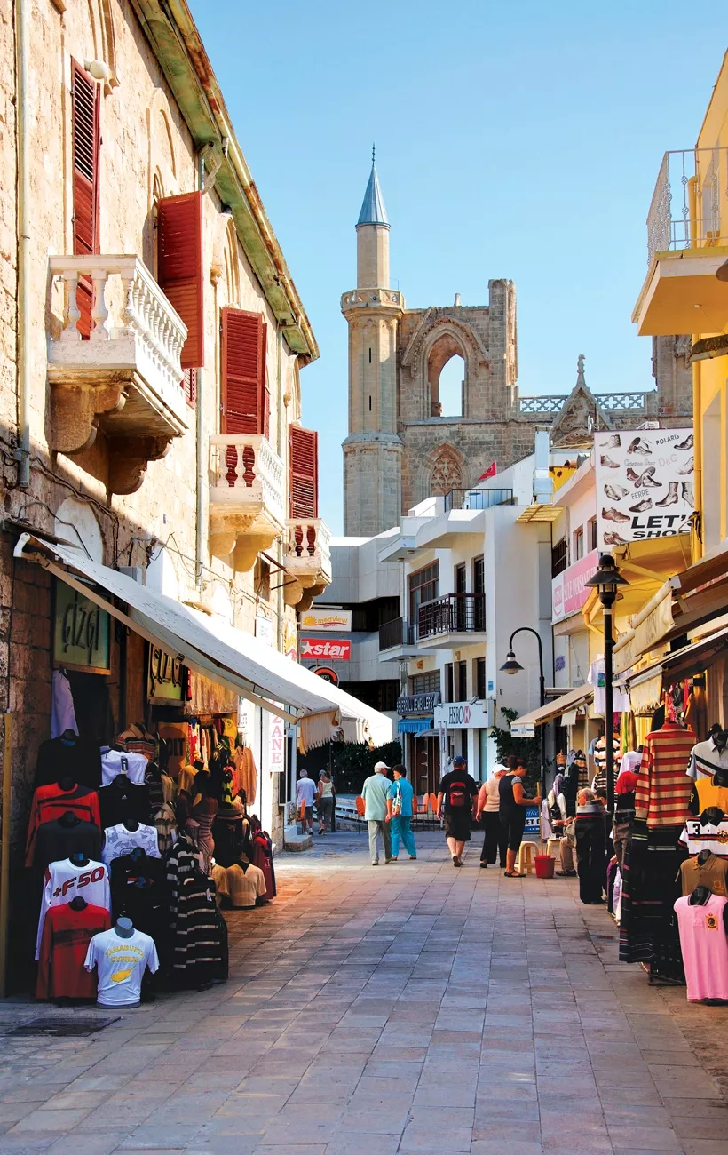 Centro de Famagusta donde la arquitectura antigua convive con los nuevos comercios
